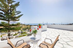 阿莫皮Perama Hotel, Karpathos的阳台的天井配有桌椅