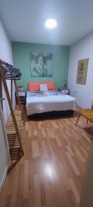 KonakAlsancak Konak seaside 50 mt walk Double room的一间卧室设有一张大床,铺有木地板
