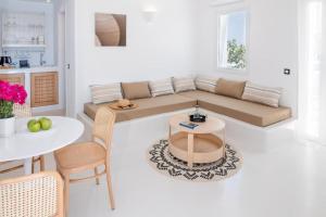 卡马利Piccole Case的客厅配有沙发和桌子
