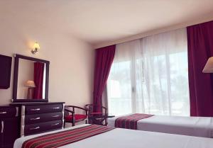 沙姆沙伊赫纳马高地全景酒店的酒店客房设有两张床和窗户。