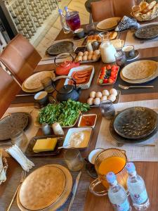 伊杰万Filin Resort的一张木桌,上面放着食物盘