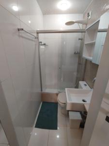 巴西利亚Queen's Flats的浴室配有白色卫生间和盥洗盆。