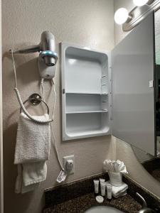 图萨扬峡谷广场尊贵一室公寓和普通公寓酒店的一间带水槽和镜子的酒店浴室