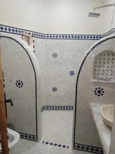 丹吉尔Dar Rif Kebdani的带淋浴和盥洗盆的浴室