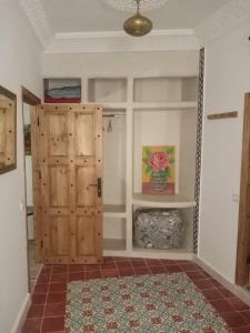 丹吉尔Dar Rif Kebdani的一间有门和地毯的房间