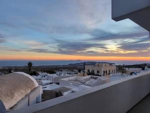 皮尔戈斯Astivi Santorini Apartments的从建筑屋顶上可欣赏到城市美景
