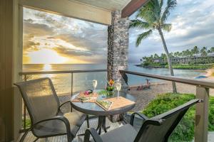 拉海纳毛伊岛酒店的海景阳台上的桌椅