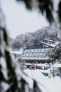 福尔斯克里克福尔斯克里特酒店的雪中与大楼的旅馆