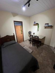 卡塔斯阿塔斯Pertim da Serra的卧室配有一张床和一张桌子及椅子