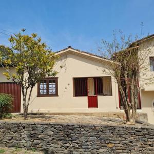 卡塔斯阿塔斯Pertim da Serra的前面有树木的白色房子