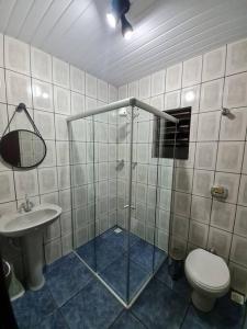 卡塔斯阿塔斯Pertim da Serra的带淋浴、卫生间和盥洗盆的浴室