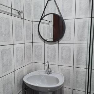 卡塔斯阿塔斯Pertim da Serra的一间带水槽和镜子的浴室