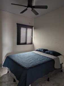 特古西加尔巴Apartamento en Miraflores的一间卧室配有一张带吊扇的床