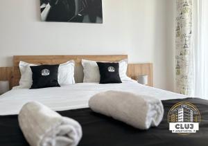 克卢日-纳波卡Cluj Viva Aparthotel的一间卧室配有一张带两个枕头的床