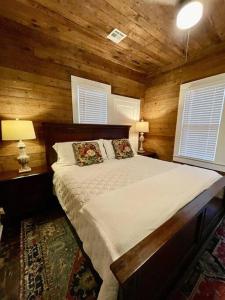 拉斐特Spacious Waterfront Cottage + 2.5 Acres on the Bay的卧室配有木墙和窗户。