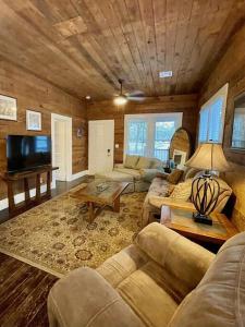 拉斐特Spacious Waterfront Cottage + 2.5 Acres on the Bay的客厅配有两张沙发和一台电视