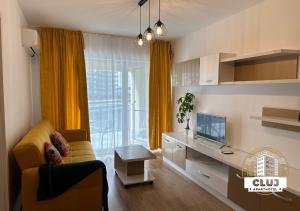 克卢日-纳波卡Cluj Viva Aparthotel的客厅配有黄色沙发和电视