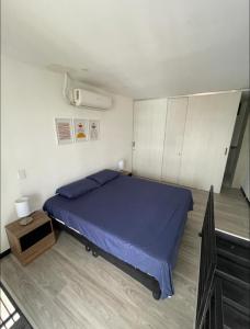卡利Santa Lucia Lofts Duplex的一间卧室,卧室内配有一张蓝色大床