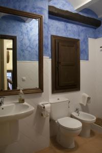 RubialesCasa el Tilo的一间带卫生间、水槽和镜子的浴室