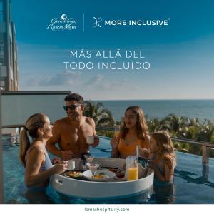 莫雷洛斯港Generations Riviera Maya Family Resort - More Inclusive的一群人在游泳池里吃着一桌食物