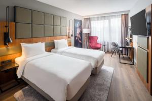 汉堡汉堡机场丽笙酒店的酒店客房配有两张床和一张书桌