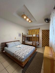 莱昂The Wabi Sabi的一间卧室配有一张床和一张双层床。