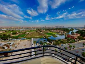 开罗كورنيش النيل البحر الاعظم -Nile corniche albahr alaeizam的享有一座城市的美景,设有一座河流上的桥梁