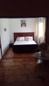 莫罗尼Moifaka Studio Hotel的一间卧室配有一张床和一张桌子
