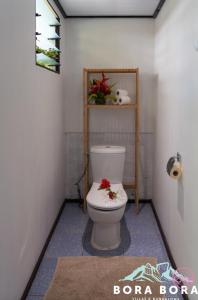 波拉波拉Matira Sunset House N659 DTO-MT的一间位于客房内的白色卫生间的浴室
