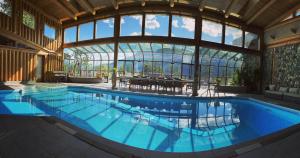 New DenverNew Denver Lodge的一座大型游泳池,位于一座带大窗户的建筑内