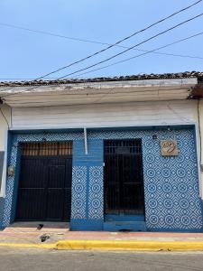 莱昂The Wabi Sabi的蓝色的白色建筑,设有两个车库门