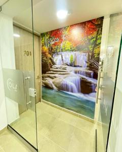 巴耶杜帕尔Hotel Olam Deluxe Valledupar的浴室装饰有瀑布画