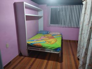 墨西哥城Habitación privada en Casa compartida, 4 adultos的一间小卧室,床上有泰迪熊
