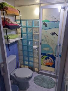 墨西哥城Habitación privada en Casa compartida, 4 adultos的一间带卫生间和鱼壁画的浴室