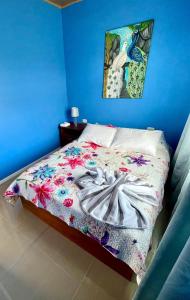 蒙泰韦尔德哥斯达黎加Private Apartment View的蓝色卧室配有一张带花卉图案的床铺