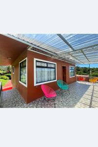 蒙泰韦尔德哥斯达黎加Private Apartment View的一座带五颜六色椅子的庭院和一座建筑
