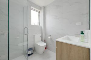 奥克兰Modern 3-bds townhouse in South Auckland的浴室配有卫生间、盥洗盆和淋浴。
