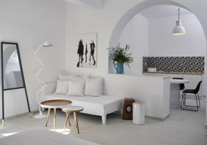 卡马利贝罗尼亚斯别墅的白色的客厅配有沙发和桌子