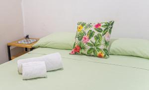 圣多明各Hostel Gato Colonial的一张带枕头和木桌的绿色床