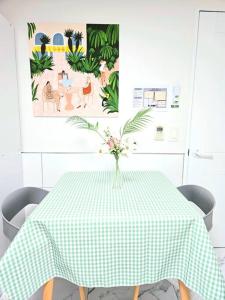 首尔[New]Seongsu/Konkuk U/PoguniStay的一张绿白的桌子,上面有花瓶