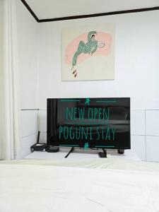 首尔[New]Seongsu/Konkuk U/PoguniStay的一间有新开放潜在入住标志的房间的电视机