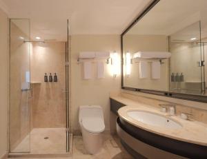 泗水泗水喜来登酒店的浴室配有卫生间、盥洗盆和淋浴。