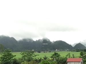 峰牙Happy field homestay的享有山谷的背景山景。