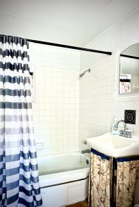 拉顿The Casita的浴室配有盥洗盆和浴缸。