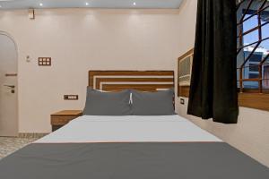 新德里Flagship Prithvi Residency的卧室设有一张白色大床和一扇窗户。