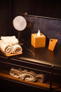 巴兰基亚Hush Hush的浴室设有毛巾和镜子的台面