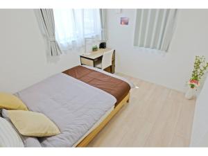 筑波Ciao No,361 - Vacation STAY 61635v的一间小卧室,配有一张床和一张桌子
