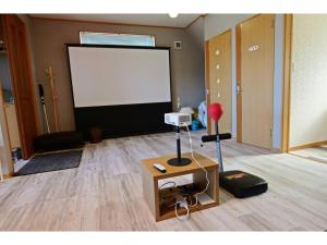 鉾田市Qiao No,105 - Vacation STAY 75661v的一间白色屏风的房间和一张带台灯的桌子