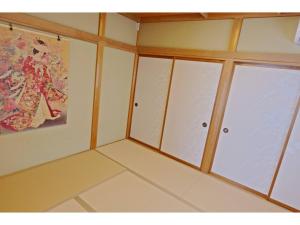 鉾田市Qiao No,105 - Vacation STAY 75661v的一间设有白色墙壁和大窗户的客房