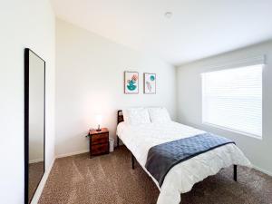 波威Ridgeview Oasis的白色卧室配有床和镜子